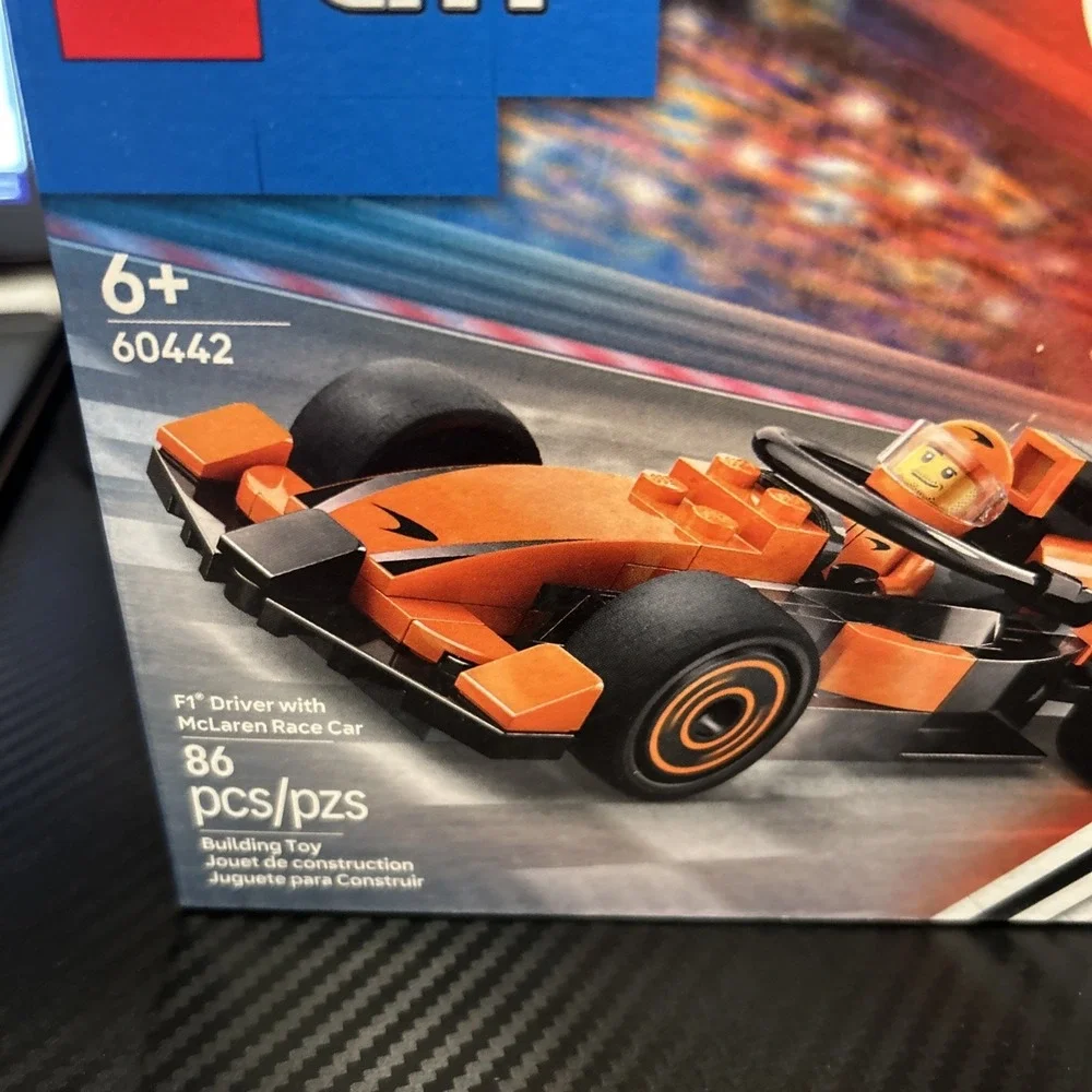 LEGO‎ CITY: F1 Driver with Mclaren Race Car (60442) - Picture 3 of 3